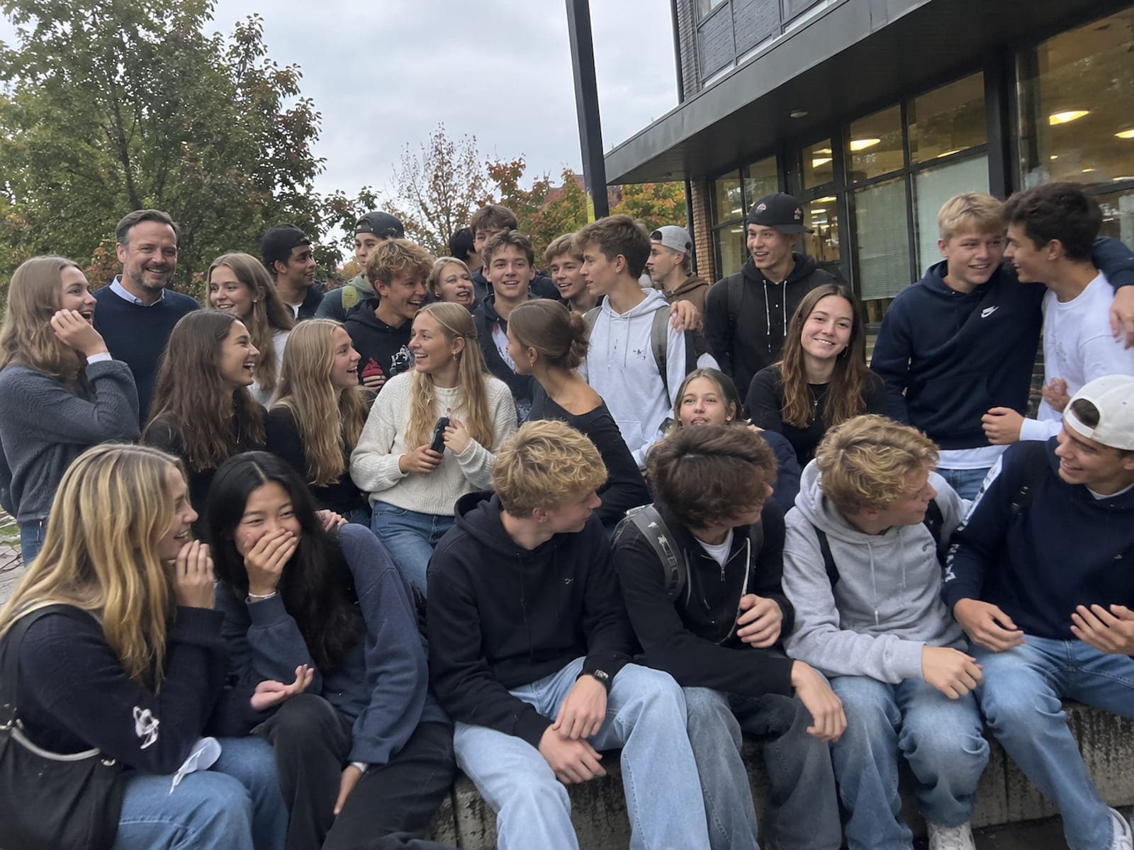 Eleverna i Bergaskolan åk 9 samlade utanför skolan efter försäljningen
